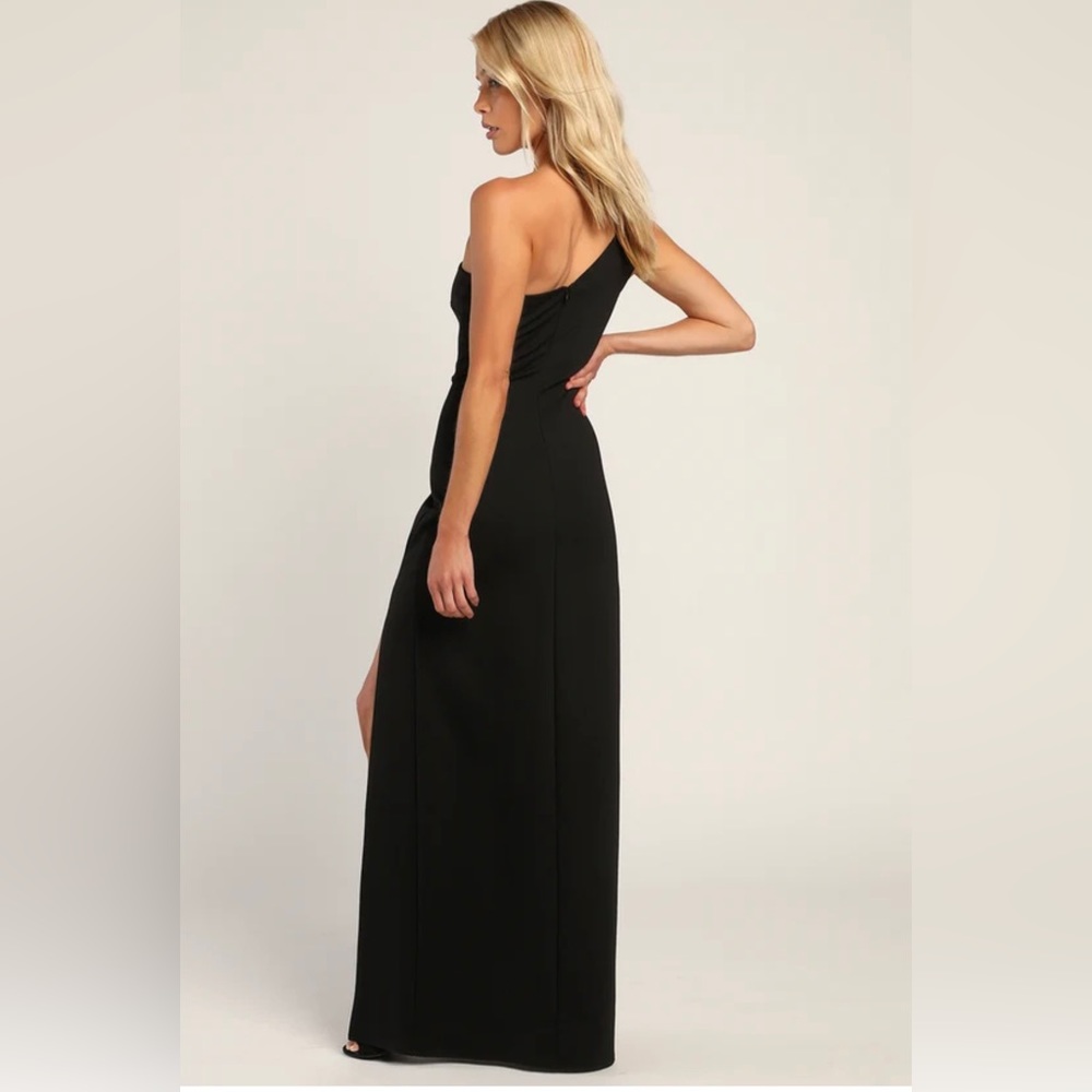 Lulu’s one shoulder black gown
